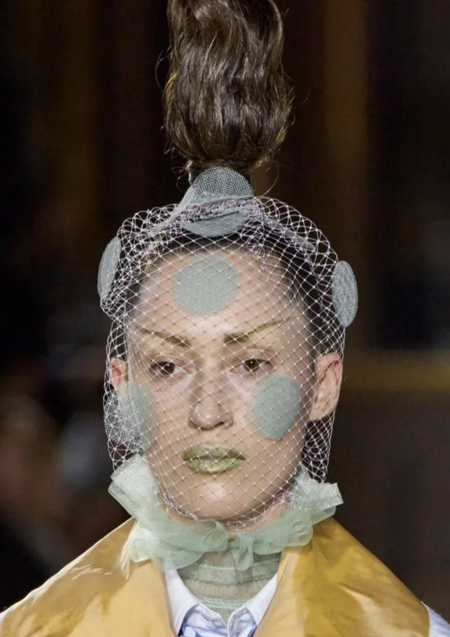 盤點SS23天橋上最具創意和特別的美麗造型 時裝展變成一場真正的表演