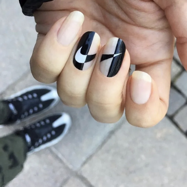 LOGO美甲正式回歸!你會在指甲上做出Miu Miu、Chanel還是Dior?