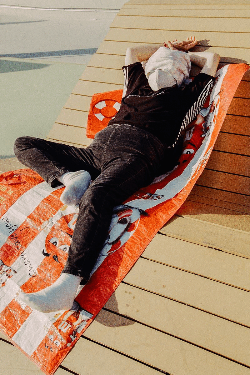 時裝攝影師 Leungmo 舉辦相展《一切正常》：「要說在我眼中香港最可愛的地方， 大概就是『人』了。」