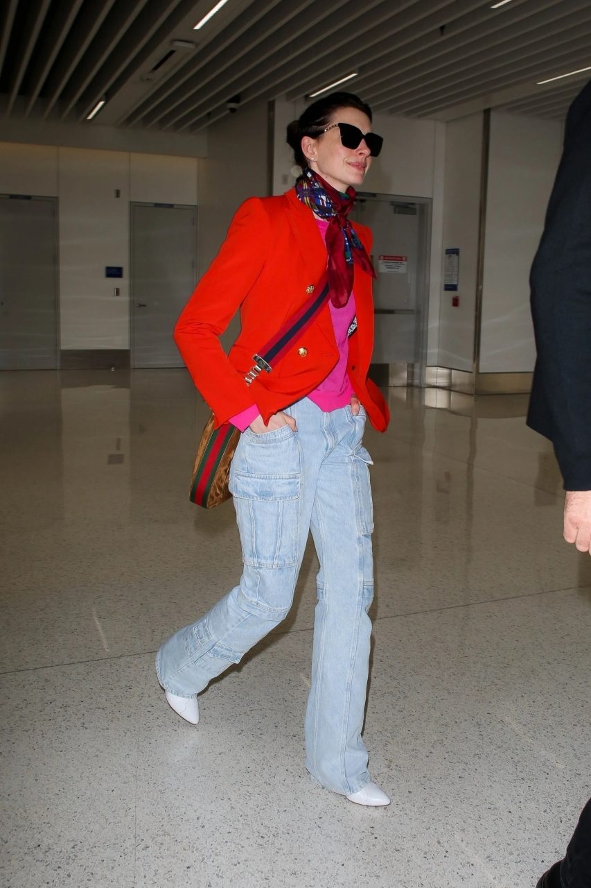 Anne Hathaway 最新機場造型，是法式女孩旅行風格穿搭的完美教科書！