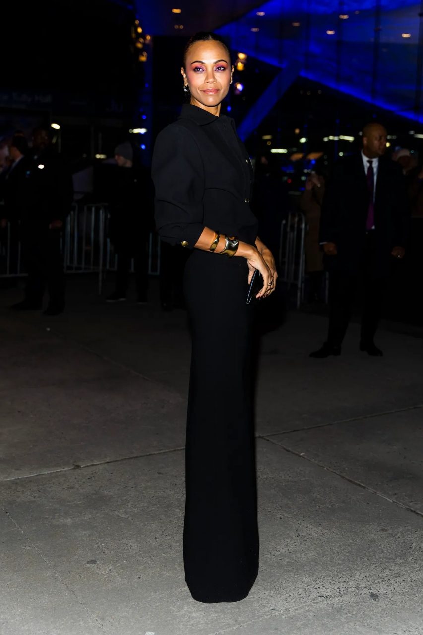 《阿凡達：水之道》女星 Zoe Saldaña 戲外是時尚配搭高手！從 The Row 到 Saint Laurent 展現不同風格