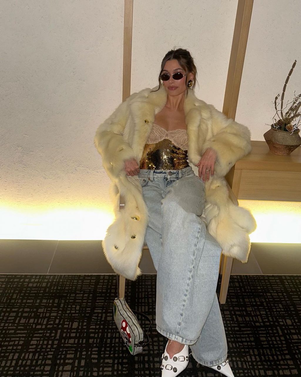 Hailey Bieber 的 26 歲生日造型展示一種「新舊混搭」時尚魅力！