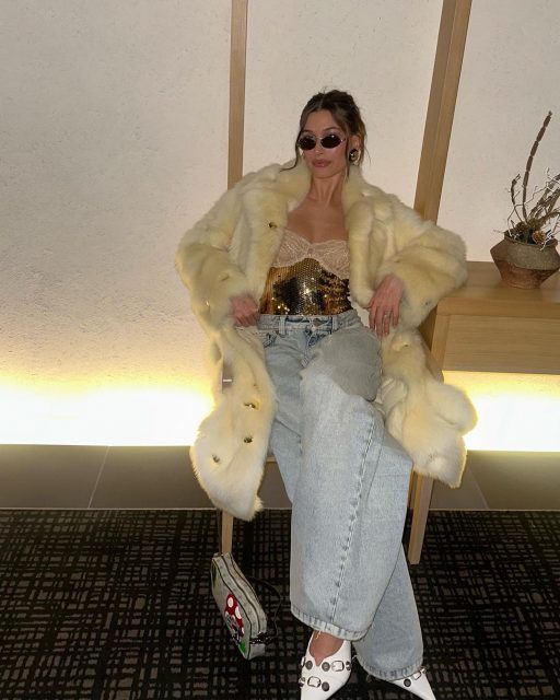 Hailey Bieber 的 26 歲生日造型展示一種「新舊混搭」時尚魅力！