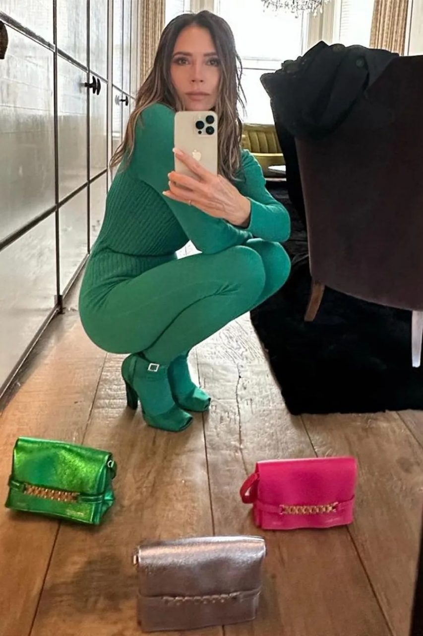 #ChristmasInVogue Victoria Beckham 演繹最容易參考的聖誕派對造型，完全不用花費心思！