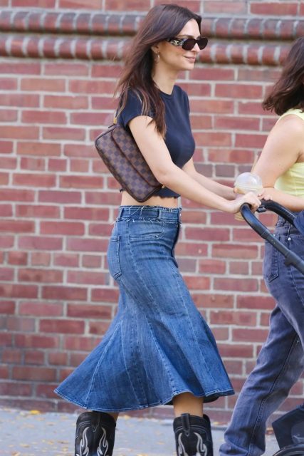 Emily Ratajkowski 推祟「都會牛仔時尚風格」,從裙子到靴子配搭都值得大家一起學習!
