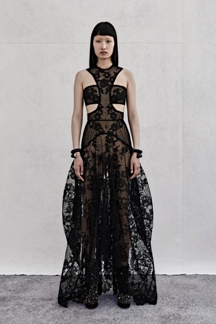 Sarah Burton 被神秘莫測的宇宙所吸引?以無盡的浪漫奢華詮釋 Alexander McQueen 銳利剪裁|Resort 2023