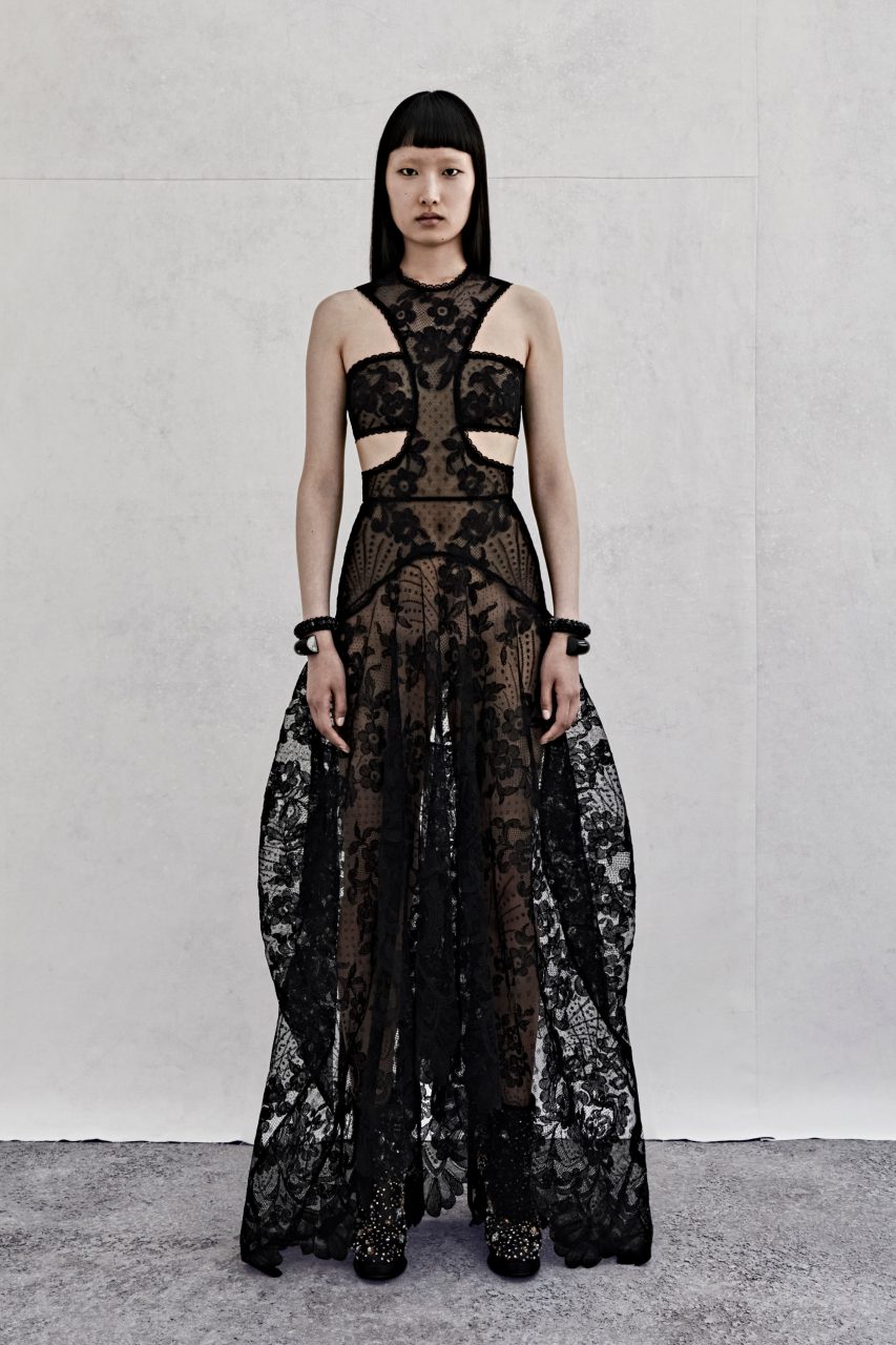 Sarah Burton 被神秘莫測的宇宙所吸引？以無盡的浪漫奢華詮釋 Alexander McQueen 銳利剪裁｜Resort 2023