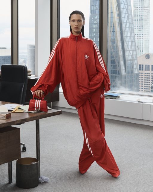 20022世界盃前夕 Balenciaga / Adidas 正式推出!Bella Hadid 化身紐約辦公室中的曼聯迷?