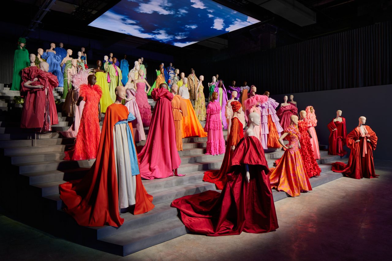 Valentino 打造目前以來最大型展覽「Forever Valentino 」！展出 200 多套品牌高定禮服和成衣