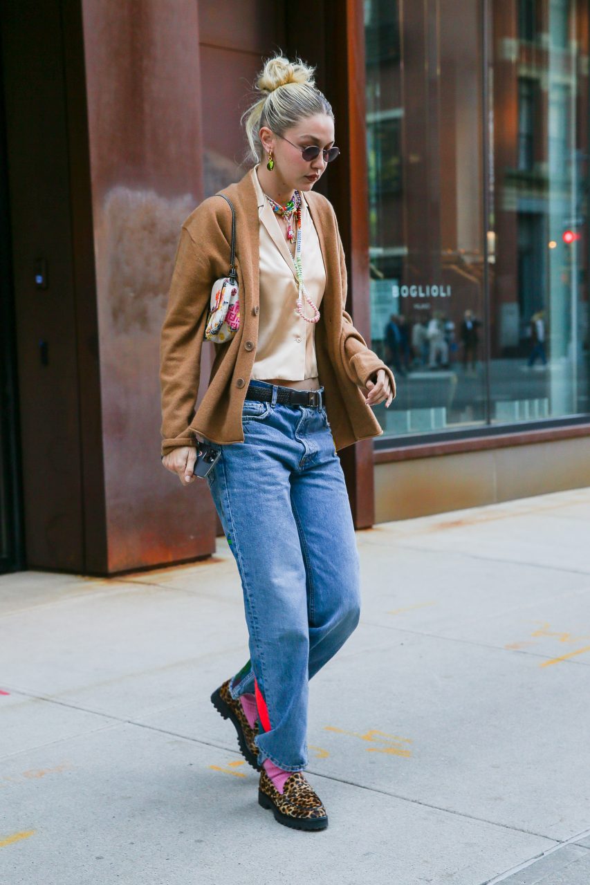 穿厭了純色 Loafers？跟 Gigi Hadid 用一雙豹紋樂福鞋打造狂野的時尚宣言！