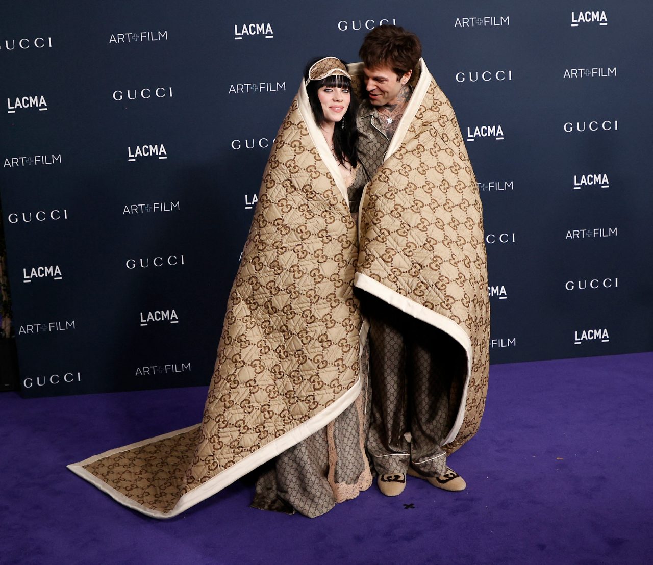 紅毯不穿晚裝穿睡衣！Billie Eilish 與男友 Jesse Rutherford 雙雙以居家造型亮相，還一同「蓋棉被」⋯⋯？