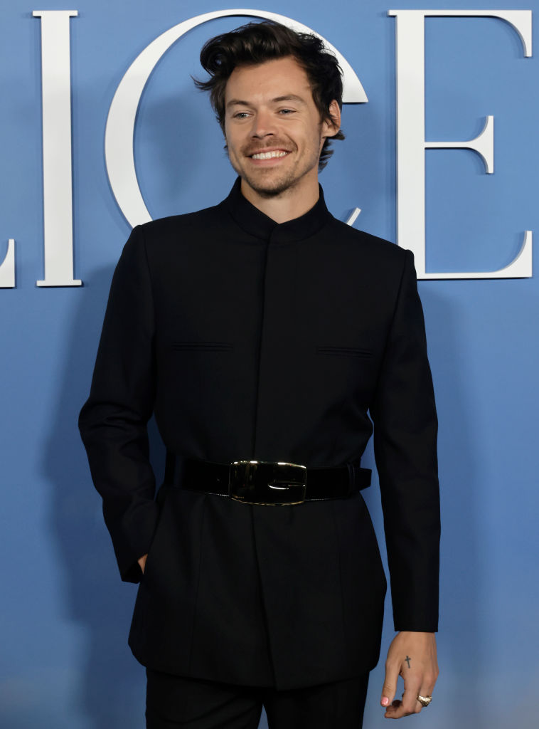 Harry Styles 以 Gucci 造型出席新戲《My Policeman》首映禮！身上造型向其「警察」角色致敬？