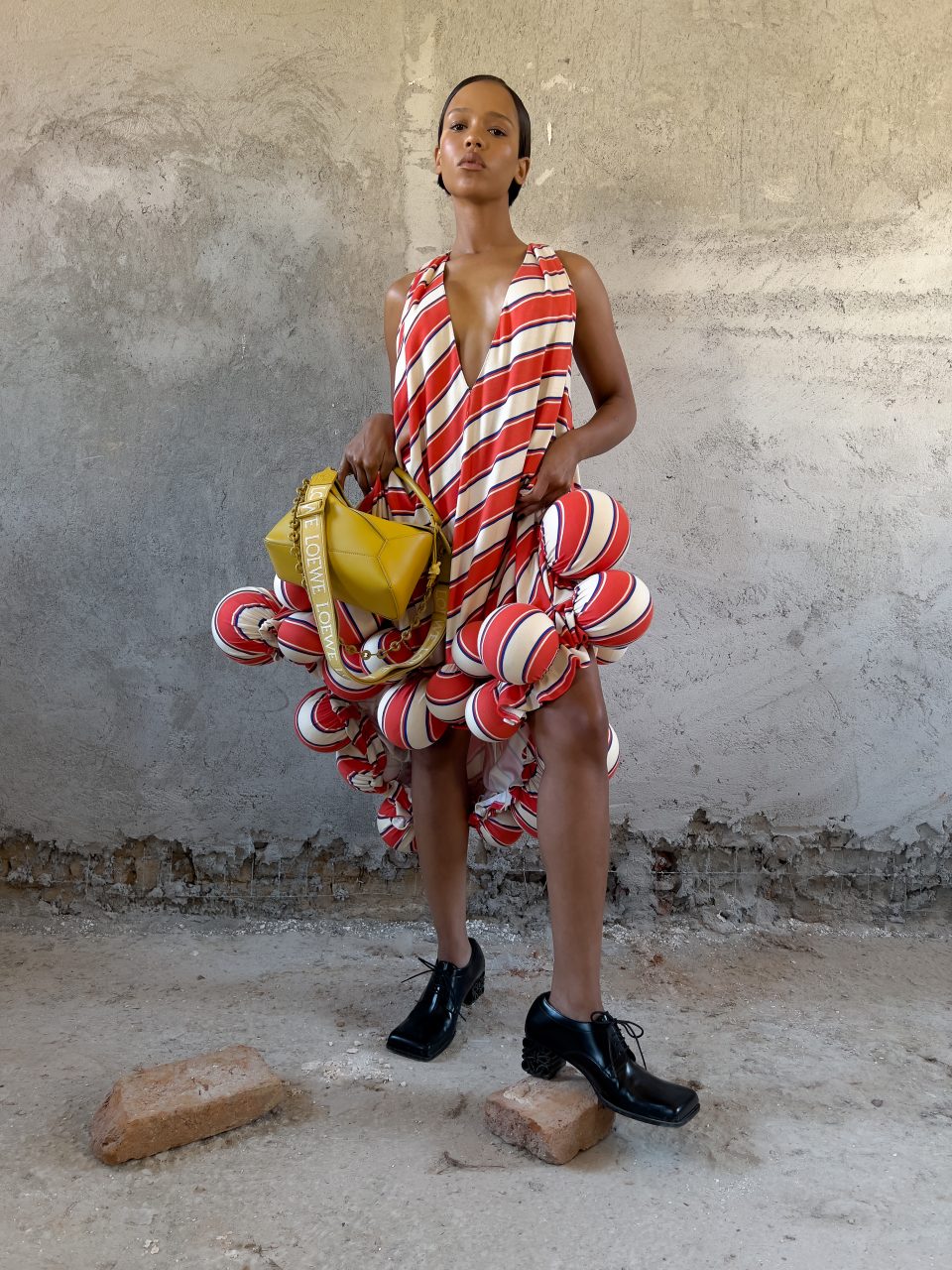 新一代女演員 Taylor Russell 擔任 Loewe 全球品牌大使，成為韓國女團 NMIXX、湯唯後又一家族成員