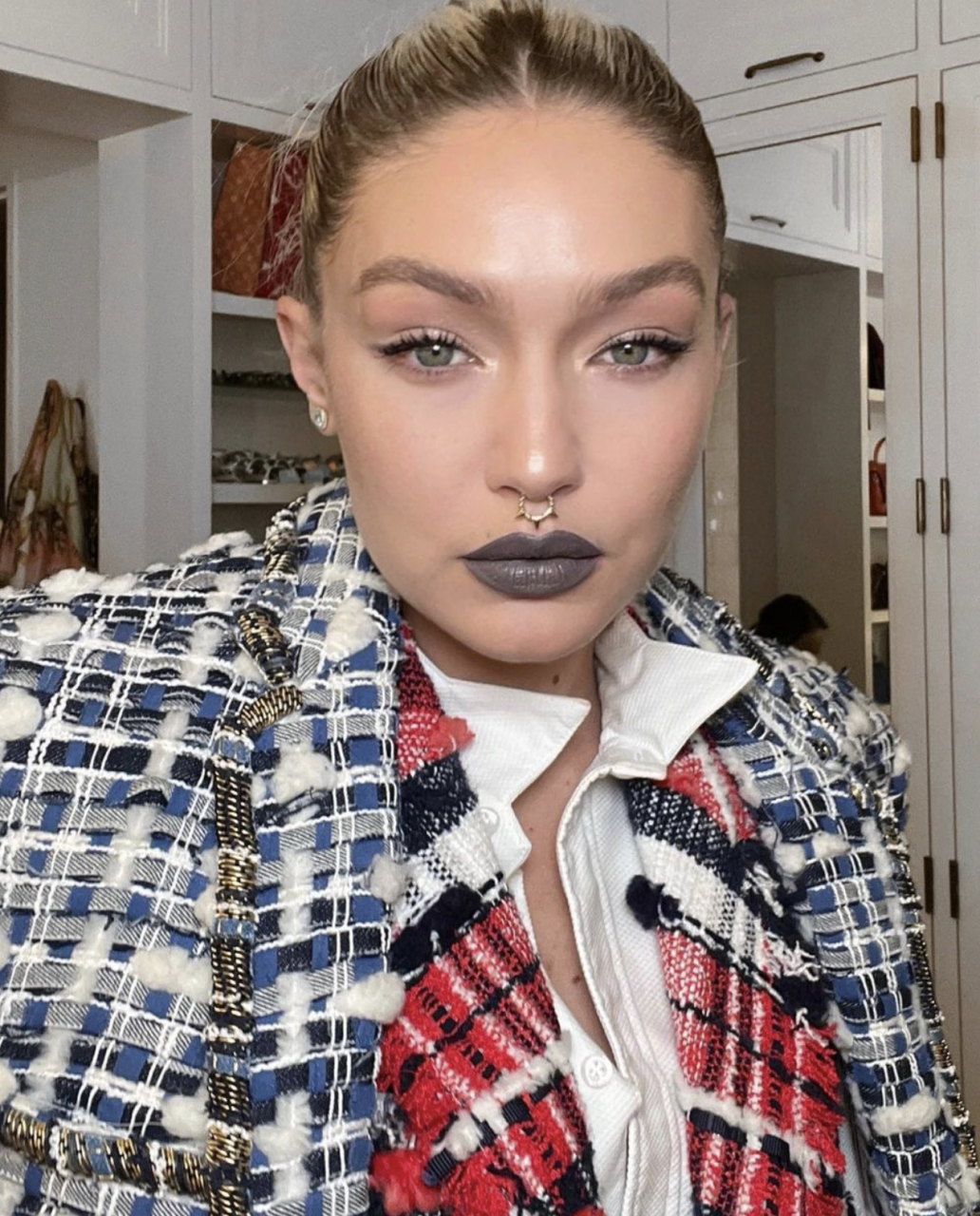 Gigi Hadid引證灰色唇妝的美！龐克造型成為紅地毯焦點