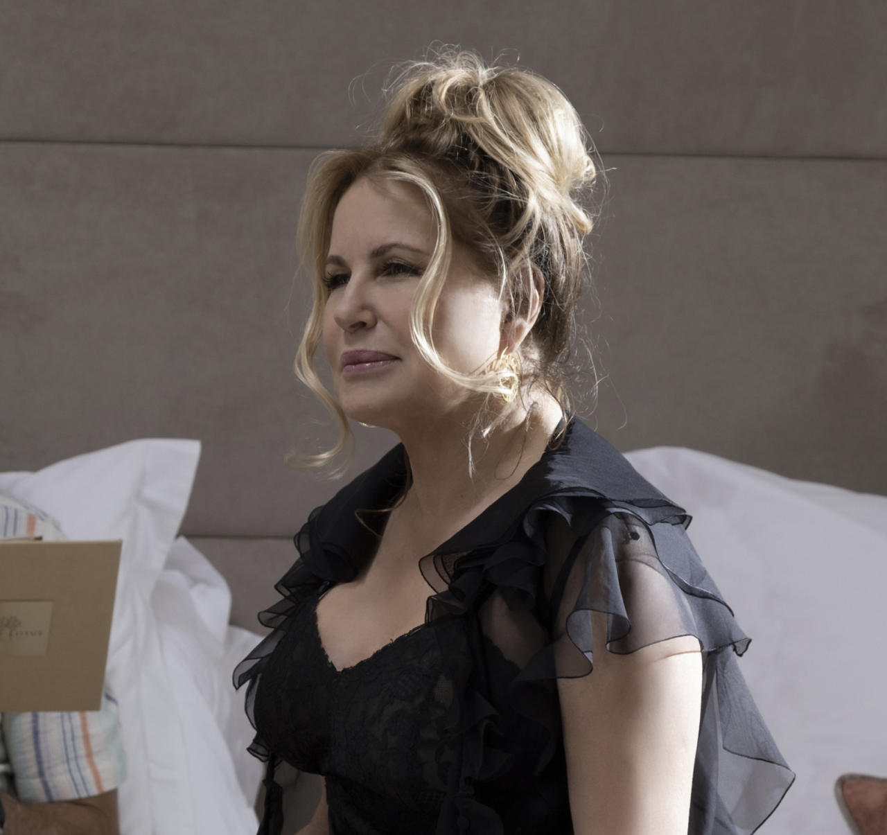 除了《The White Lotus》和《The Watcher》，一起回顧 Jennifer Coolidge 歷年最經典6部影視作品