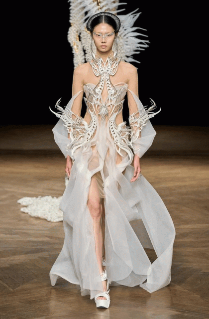 時裝歷史上鍾愛骷髏元素的都是天才型設計師?從 Alexander McQueen 、Elsa Schiaparelli 到 Iris van Herpen 盤點過往經典時尚骷髏設計