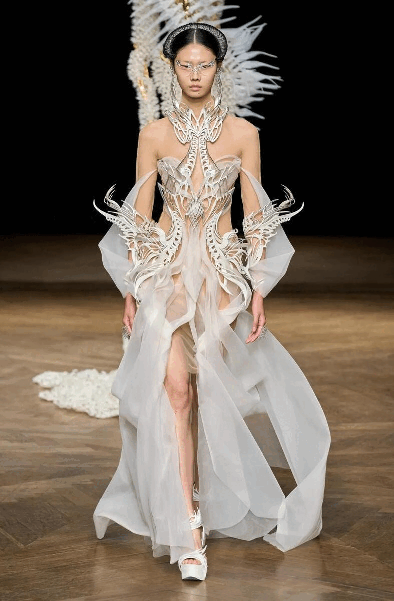 時裝歷史上鍾愛骷髏元素的都是天才型設計師？從 Alexander McQueen 、Elsa Schiaparelli 到 Iris van Herpen 盤點過往經典時尚骷髏設計