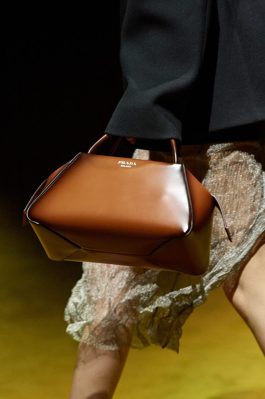 2022 秋冬手袋情報｜實用與時尚兼備！盤點名牌「大容量」手袋：Saint Laurent、Prada、Bottega Veneta ⋯⋯