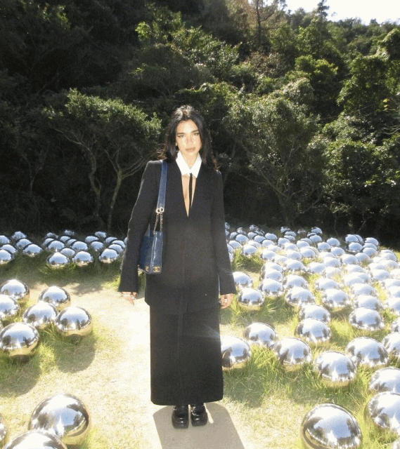 Dua Lipa 的旅行造型是終極時尚教科書!從流行小天后的東京之行、懷希基島一日遊中尋找度假穿搭靈感