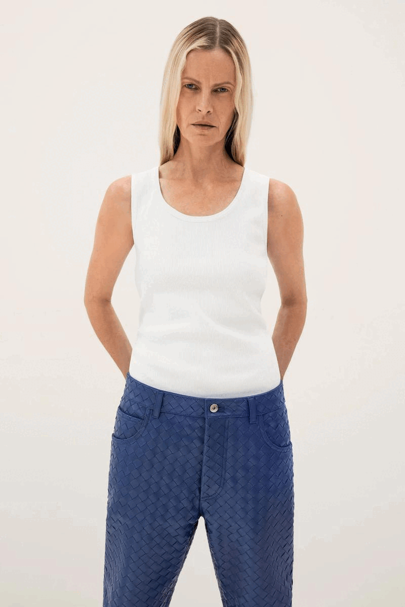 Bottega Veneta 2023 早春系列率先看：早春限定配色手袋、Intreccio 編織皮革長褲、造型間的滿滿的黃銅細節⋯⋯！
