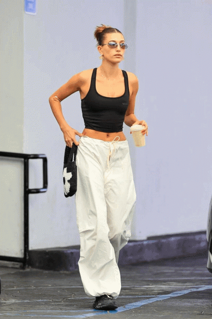 延續 Y2K 時尚！ 為何從 Bella Hadid、Kendall Jenner 到 Hailey Bieber 都這樣迷戀降落傘褲？