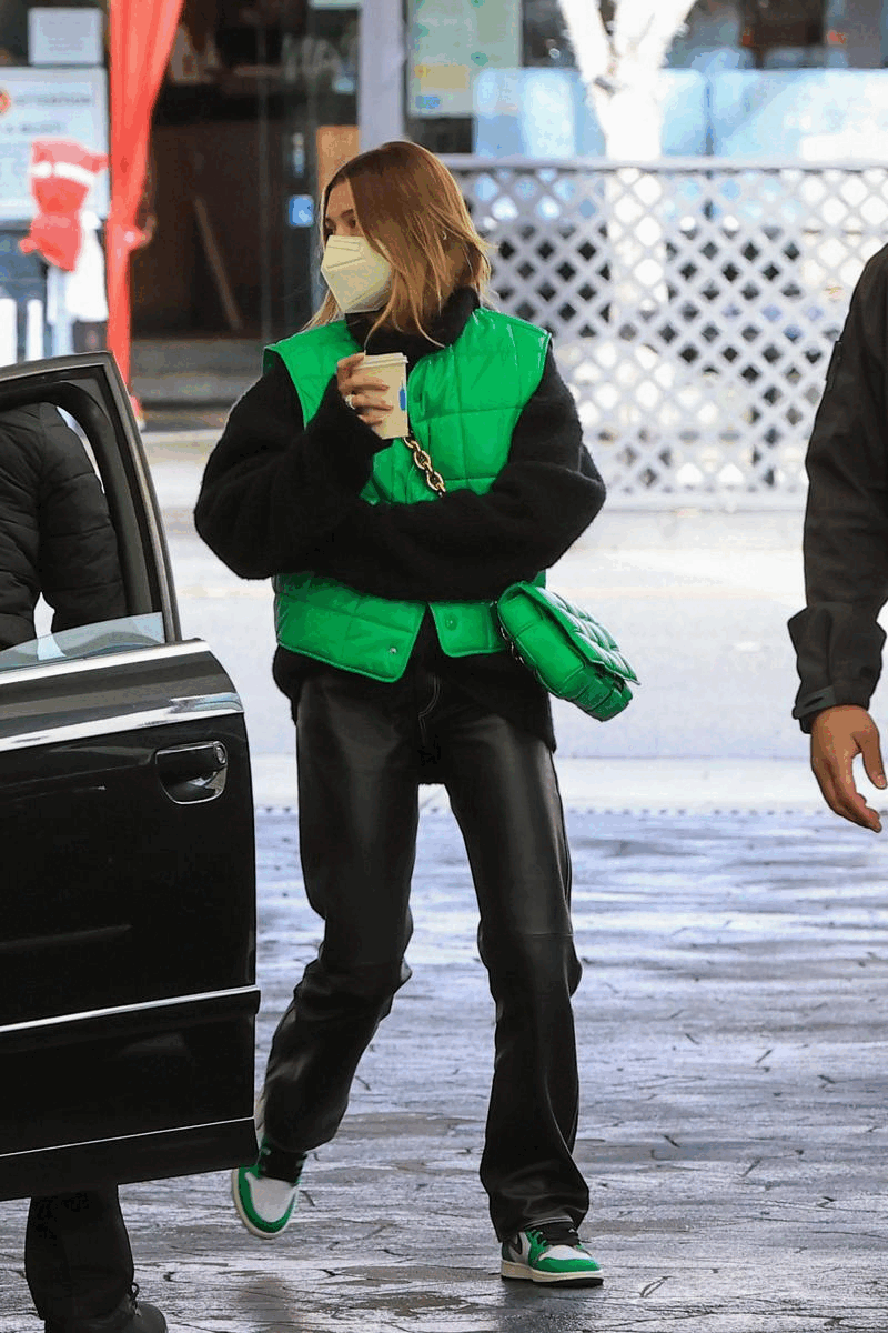 秋冬穿搭靈感：Hailey Bieber 打造 Sporty Chic 風格衣櫥的關鍵是這7件單品？