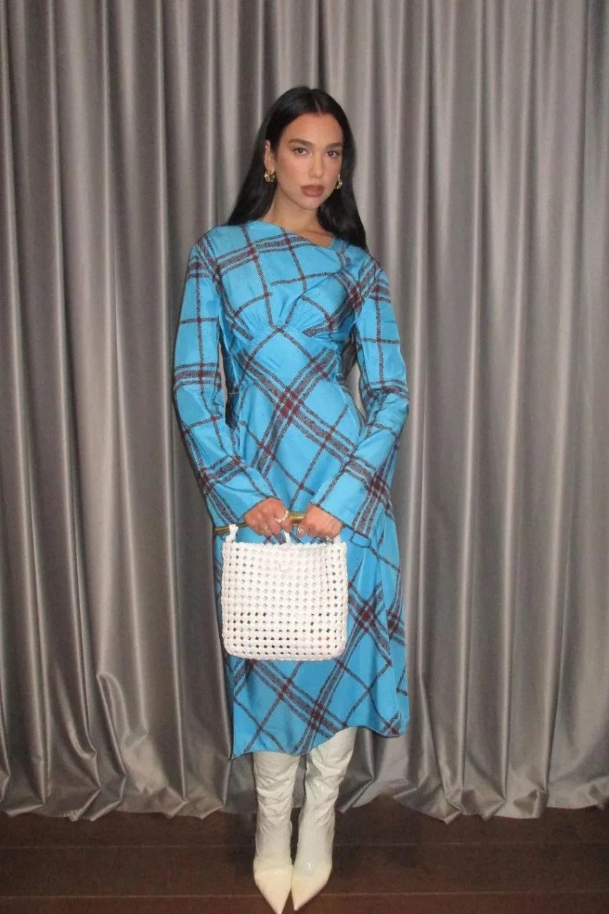 Dua Lipa 將70年代復古格仔裙穿出時髦感！