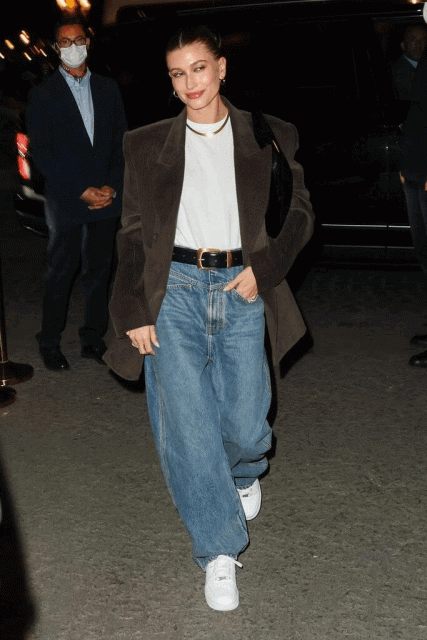 Hailey Bieber、Alexa Chung、Katie Holmes 都迷上的加大碼西裝外套！輕便打造今季不能沒有的時尚單品