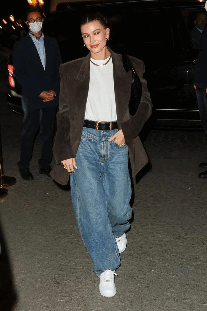 Hailey Bieber、Alexa Chung、Katie Holmes 都迷上的加大碼西裝外套！輕便打造今季不能沒有的時尚單品