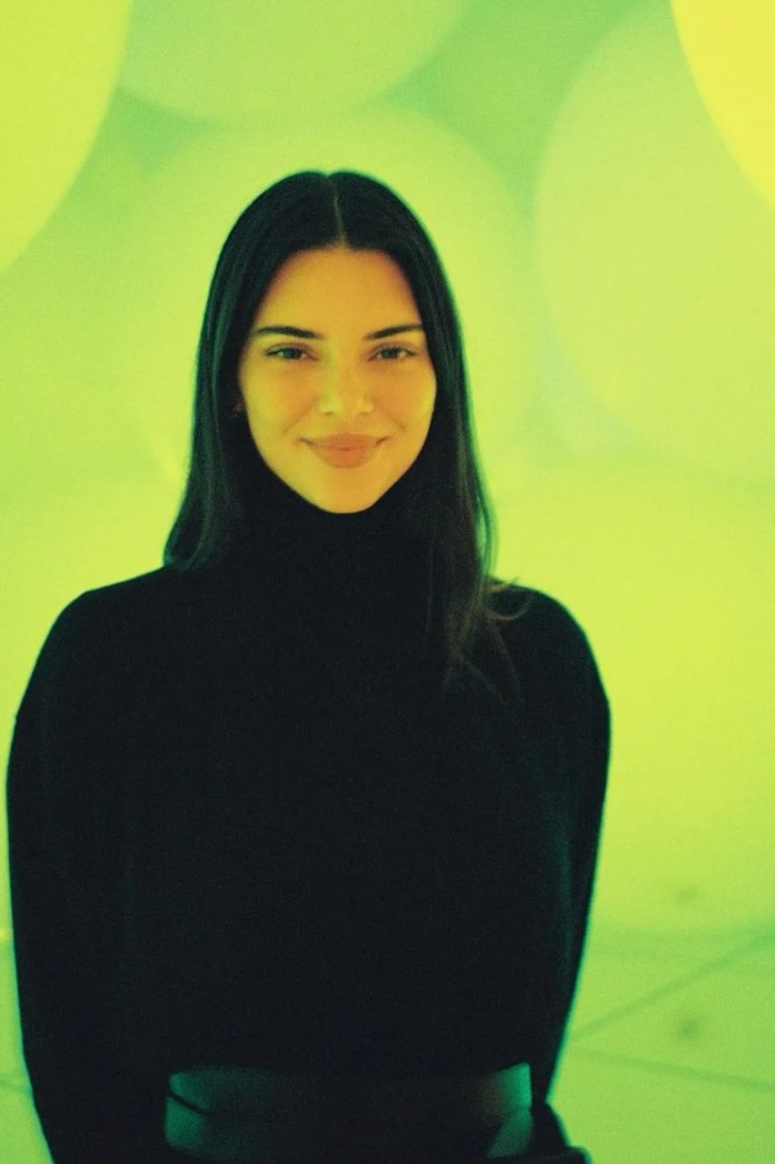 低調時尚女王認證！Kendall Jenner 以全黑極簡風格打造東京之旅造型，並拜訪了 teamLab 展覽⋯⋯
