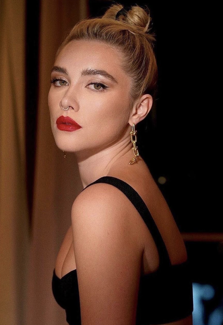 Florence Pugh復古妝容教學 重現Cindy Crawford 90年代標誌性美容造型