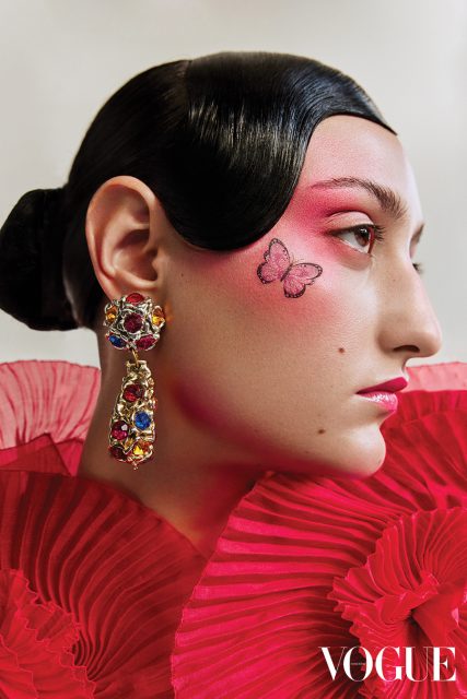 2023年新年妝容：如何打造不落俗套的紅色節日彩妝？以紅唇為重心吧！