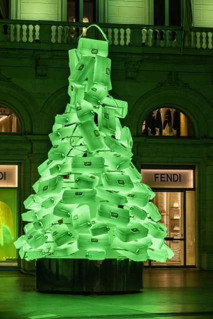 #ChristmasInVogue 裝滿 Fendi 經典 Baguette 手袋的聖誕樹太吸睛!設計背後支持可持續發展?