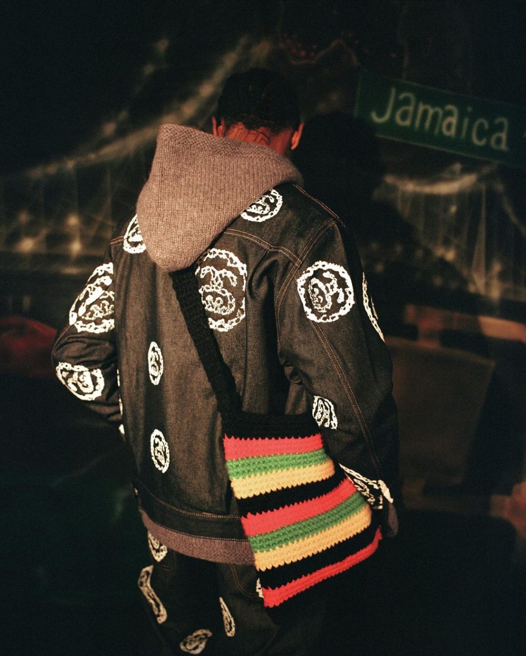 Stüssy 再推出新聯乘！與 Denim Tears 打造經典 SS LINK LOGO 壓印牛仔套裝、牙買加配色配件