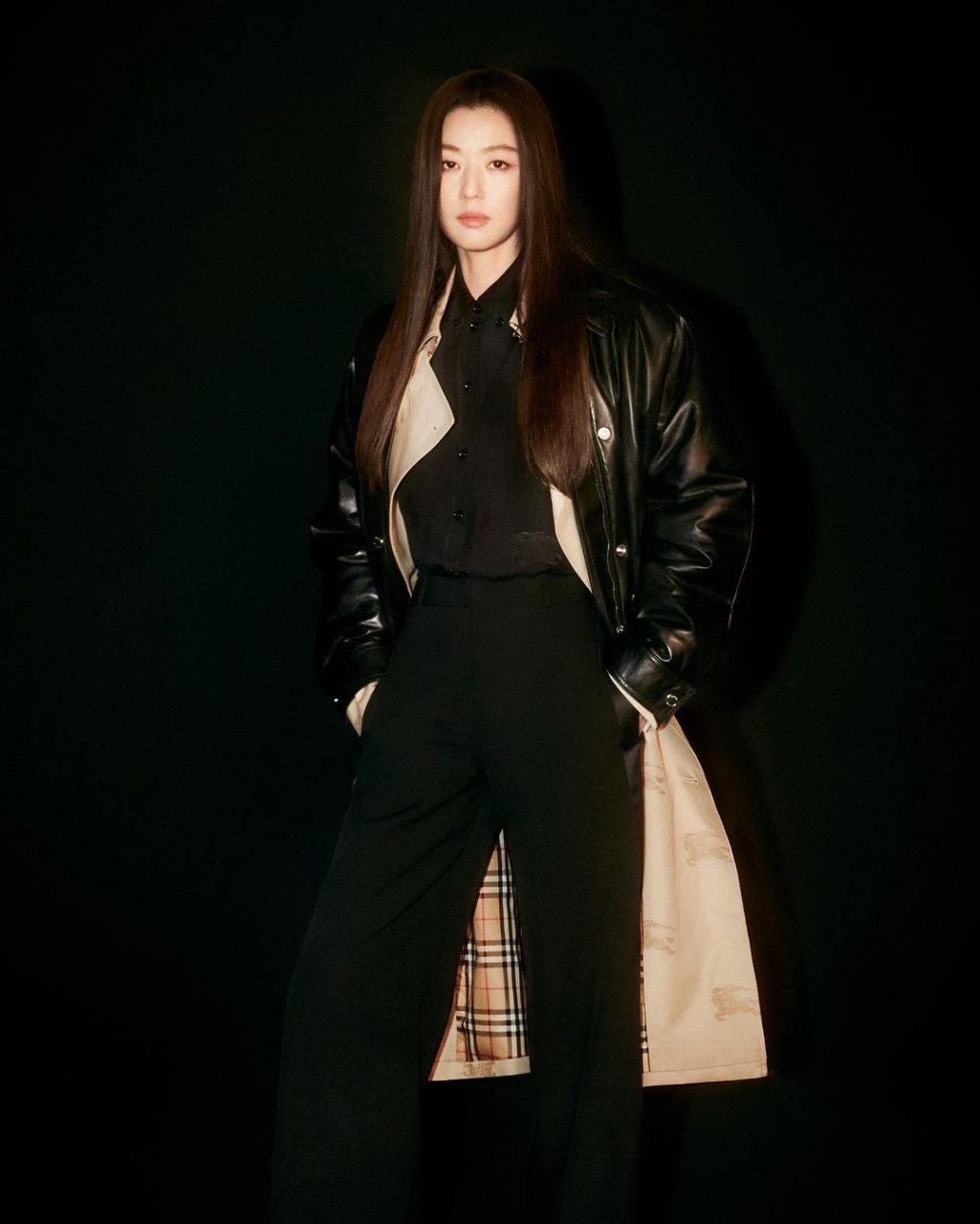 Burberry 品牌大使全智賢演繹全新節日系列廣告，在簡約的黑色背景一枝獨秀，依舊散發出獨特光芒！