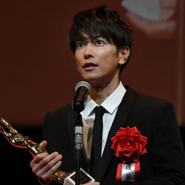 從《First Love 初戀》佐藤健看髮型預告2023年男士髮型新趨勢,將會流行旋紋燙?