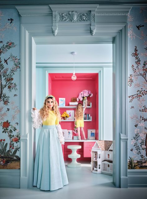 走進 Alice + Olivia 時裝設計師 Stacey Bendet 位於紐約的藝術大宅 感受“more is more”極繁主義美學