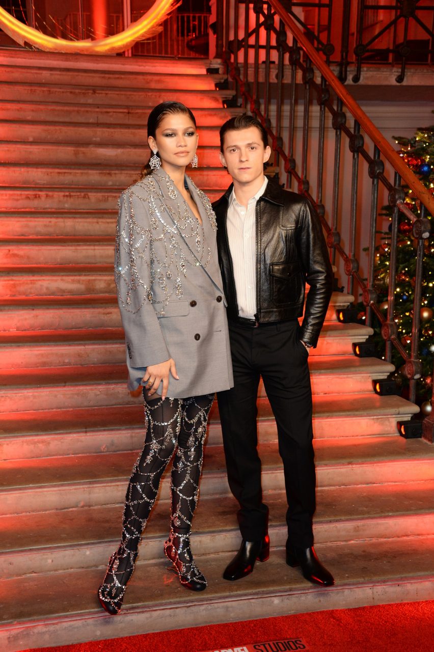 Zendaya 和 Tom Holland 訂婚了？回顧這對恩愛情侶 7 個無與倫比的時尚造型