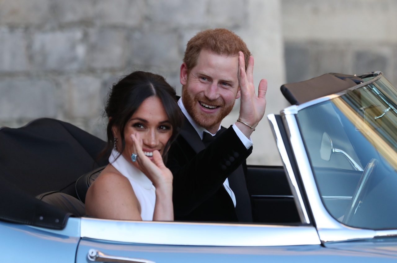 從戴妃遺物到向戴妃致敬的首飾——拆解 Netflix 紀錄片《Harry & Meghan》中梅根所戴的珠寶背後的象徵意義！