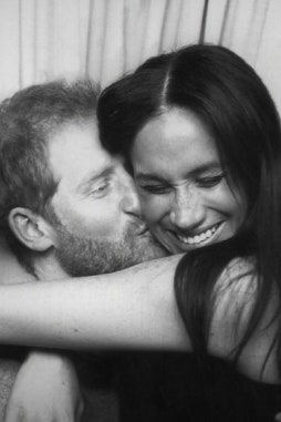 Netflix 最新《Harry & Meghan》預告片，揭秘哈里和梅根的浪漫愛情背後故事