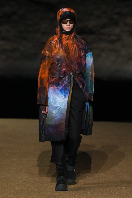 Dior Men 於埃及吉薩金字塔前舉行最新時裝展,透過服裝展示獨有異國風情 |FALL 2023 MENSWEAR