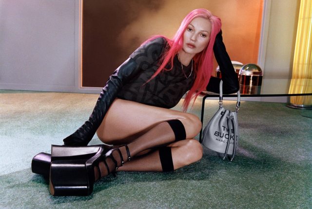 Kate Moss 以經典粉紅髮色演出 Marc Jacobs 最新廣告企劃,話題背後來自 1998 年出現的小插曲?