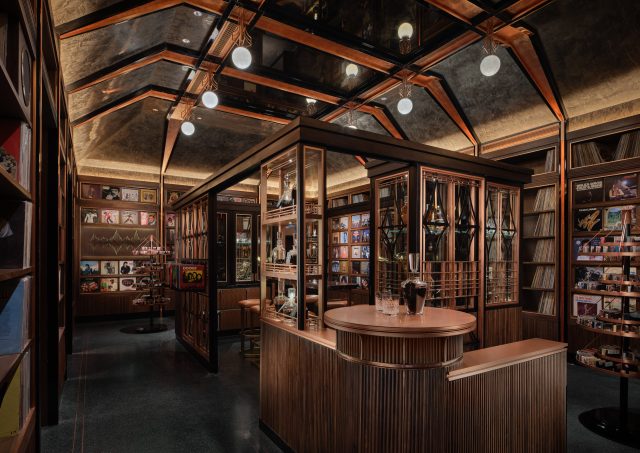 泰國打卡熱點之一！Rosewood Bangkok Lennon’s 酒吧珍藏超過 6千張黑膠唱片，推出 ecoCOCKTAILS 可持續飲品