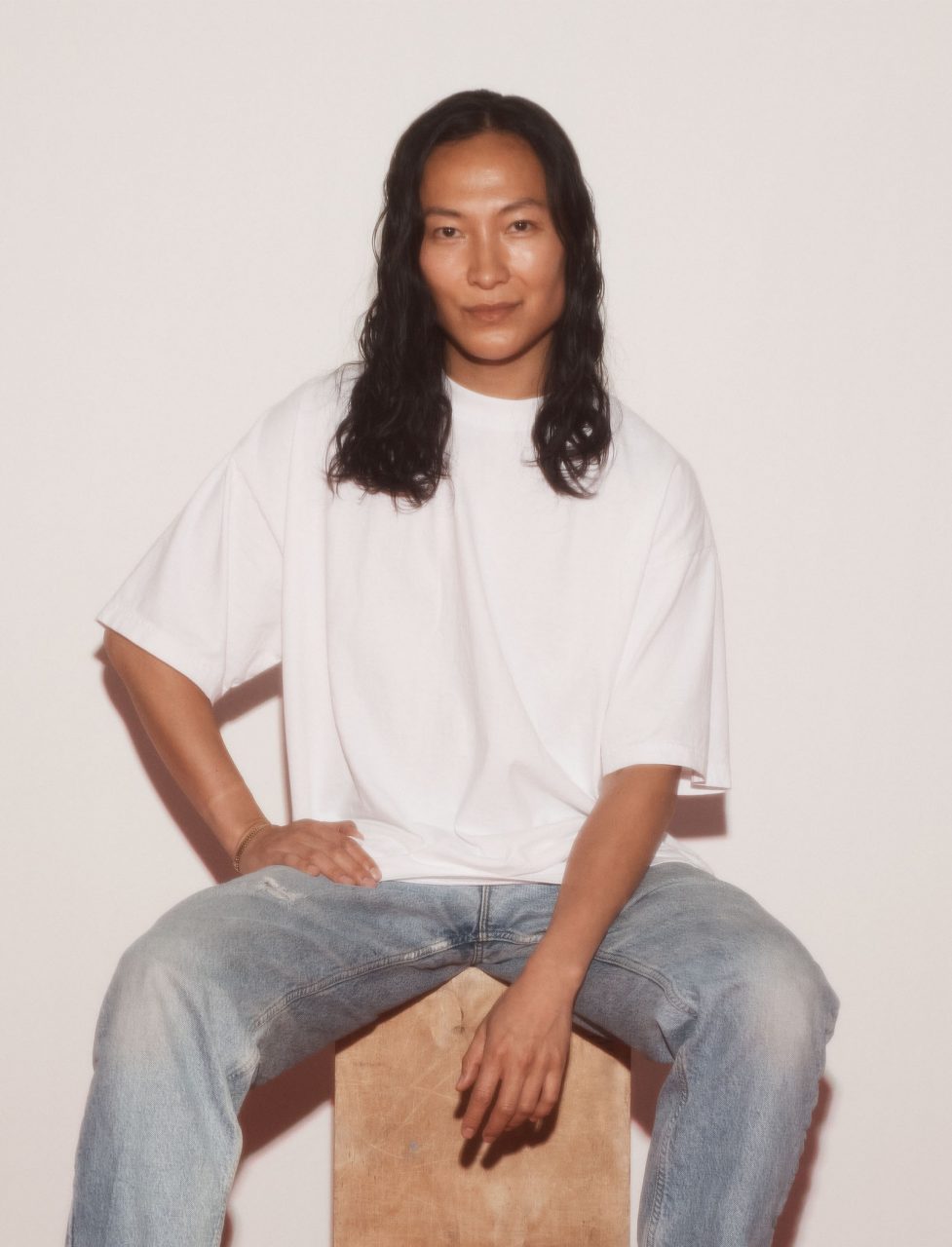 Wang式幽默無法擋：時裝設計師Alexander Wang拍攝個人Vlog分享喜愛餐廳和護膚技巧！