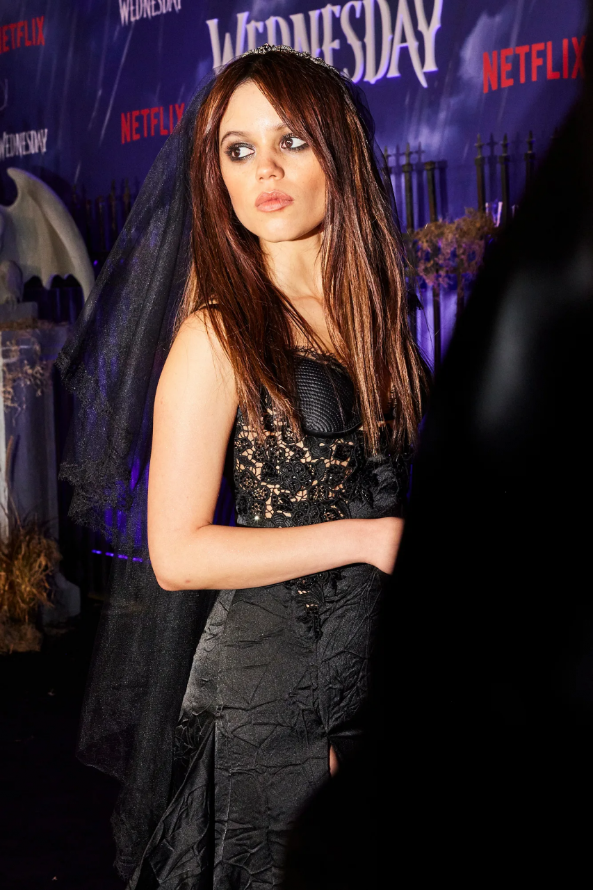 倘若 Wednesday 來到這個世界，Jenna Ortega 就知道以透視、喱士內衣打造現代感的哥特式風格