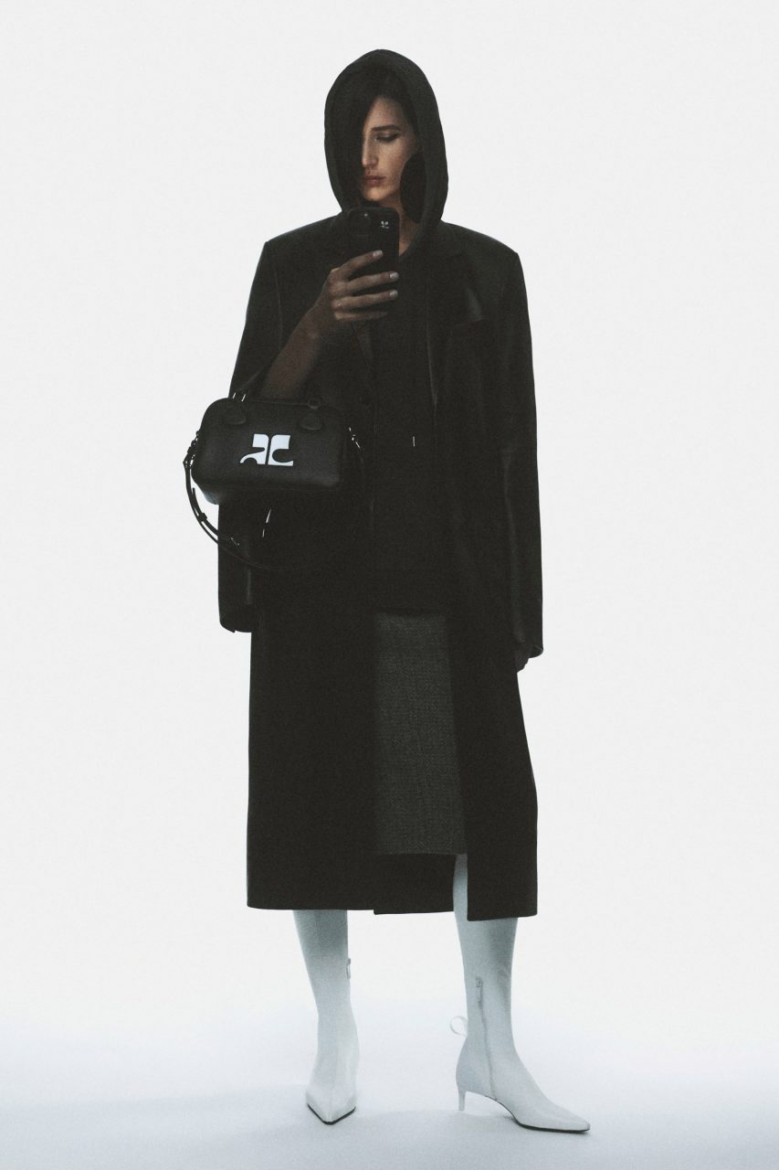Courrèges 從手機低頭族現象思考一種新輪廓｜Fall / Winter 2023 Menswear