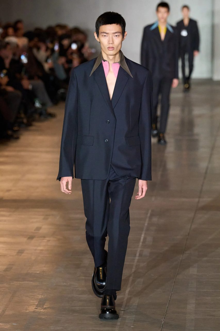 Prada 一場「服裝至上」的對談，以最小的手段來改變人們對衣服感知 ｜Fall/Winter 2023 Menswear