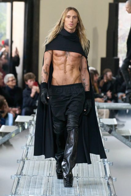 Rick Owens 從神秘主義的簡化建築出發,以前衛時尚化作無聲抗議|Fall/Winter 2023 Menswear