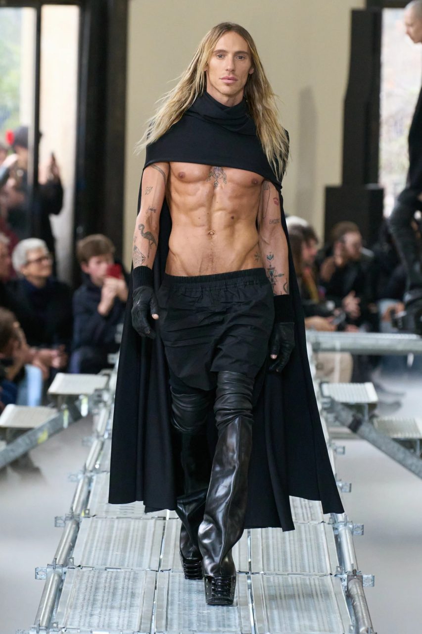 Rick Owens 從神秘主義的簡化建築出發，以前衛時尚化作無聲抗議｜Fall/Winter 2023 Menswear