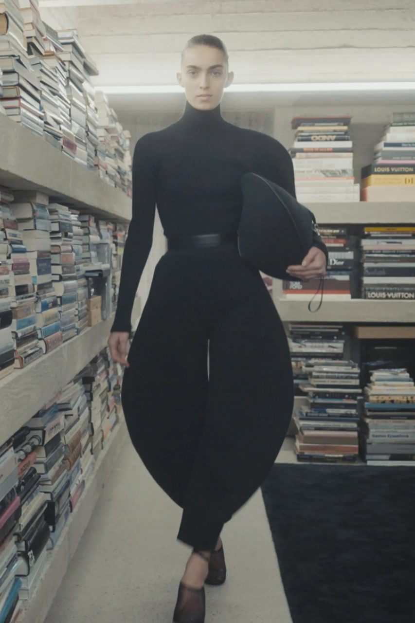 Alaïa 走進創意總監 Pieter Mulier 安特衛普的家裡，展現親密與精緻的摩登衣櫥｜Fall/Winter 2023